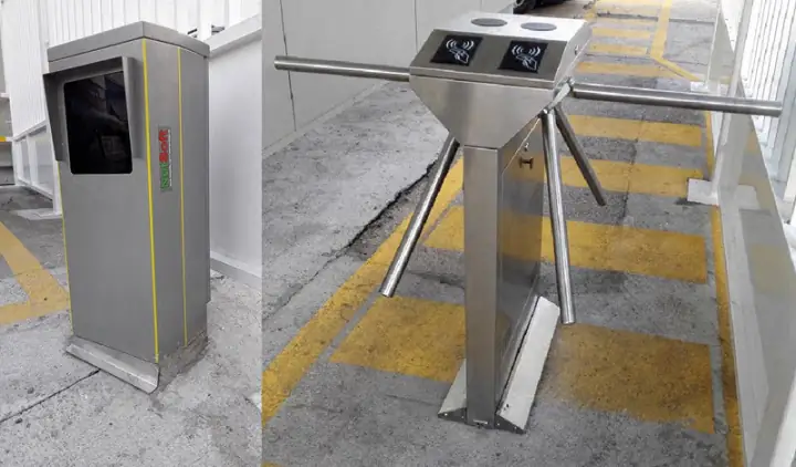 Matrículas y torno en logística Lectura de matrículas y torno trípode en un acceso exterior de una zona logística