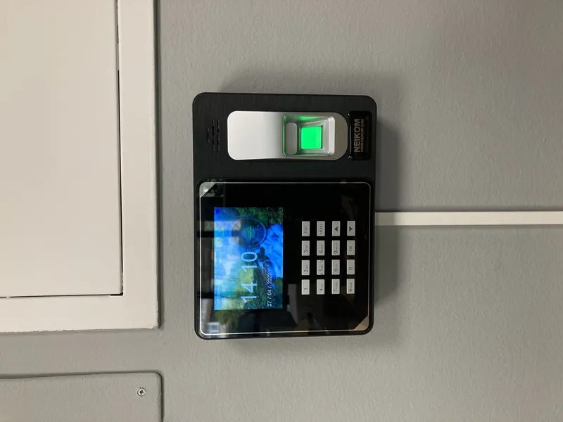 Terminal de fichaje con huella dactilar Terminal de control horario con lector de huella dactilar instalado en la pared
