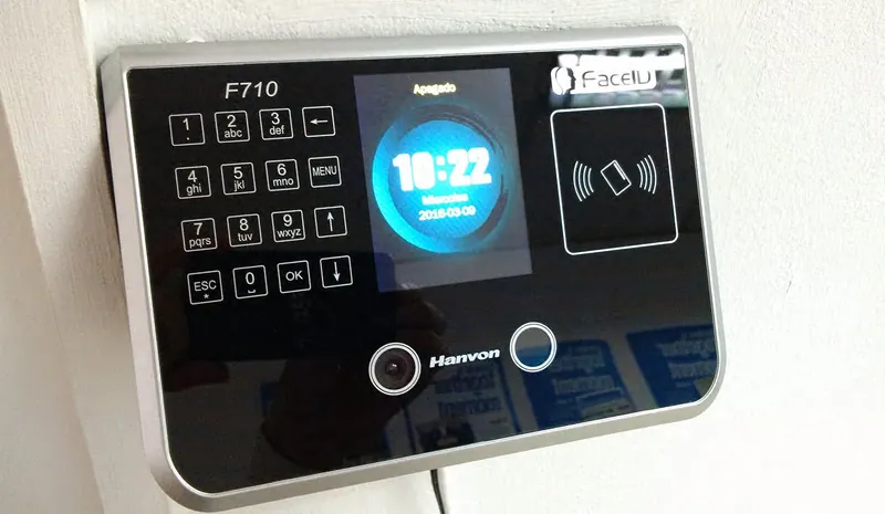 Terminal con lector de tarjeta de proximidad RFID y reconocimiento facial