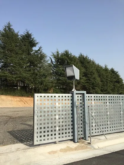 Lector de teletag UHF para vehículos Lector de teletag UHF para control de acceso de vehículos instalado en la valla de entrada