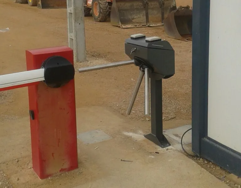 Torno trípode y barrera de control de accesos Torno trípode y barrera de vehículos para el control de accesos de personal en una obra